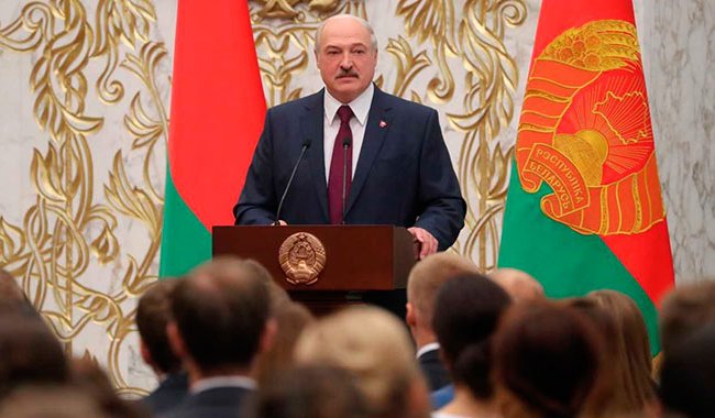 Лукашенко вновь пообещал раздать белорусам оружие