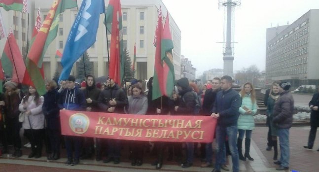 День Октябрьской революции: на праздновании в Минске собрались свыше тысячи человек