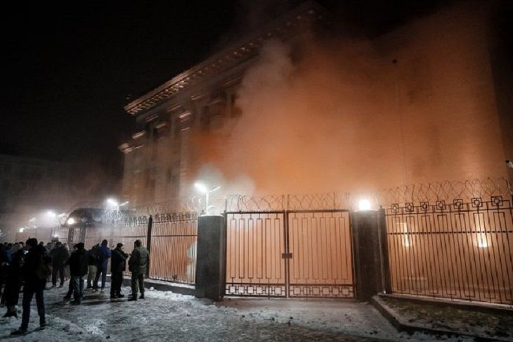 Киевляне забросали здание российского посольства дымовыми шашками