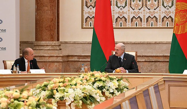 Лукашенко: Страны Запада скоро придут к нам учиться нашей демократии