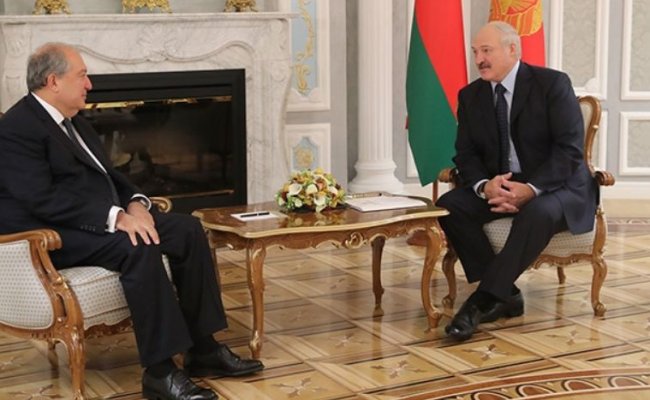 Президент Армении обсудил с Лукашенко вопрос поставок вооружения в Азербайджан