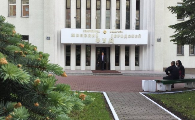 Минский суд отправил экс-директора комбината школьного питания в колонию на три года