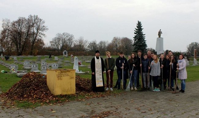В Бресте школьники приняли участие в уборке гарнизонного кладбища