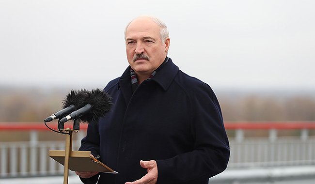 Лукашенко: День Октябрьской революции - это великий праздник