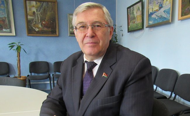 Коммунист Атаманов назвал лицемерием визит аналитиков из США в Беларусь
