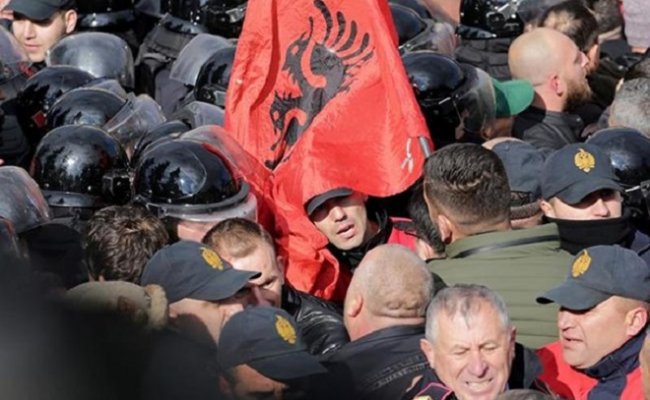 В Албании протестующие штурмовали парламент