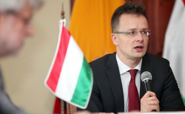 Венгрия считает законной выдачу паспортов украинцам