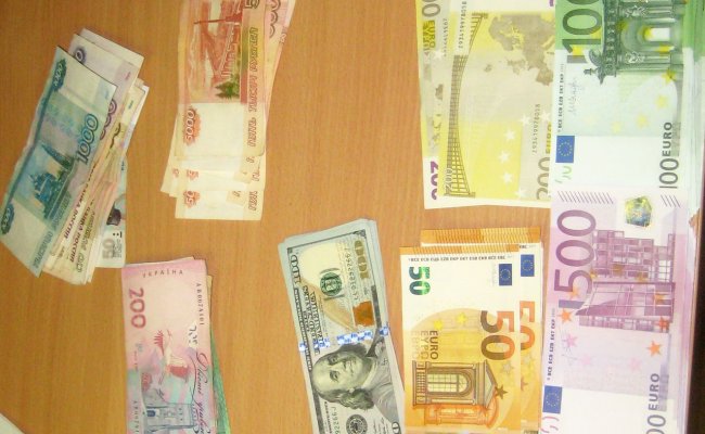 Украинец пытался незаконно вывезти из Беларуси $21 тысячу