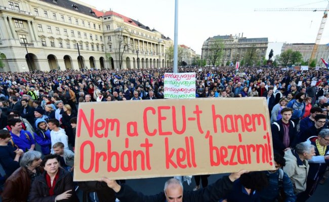 Люди в Будапеште вышли на улицы против закрытия университета Сороса