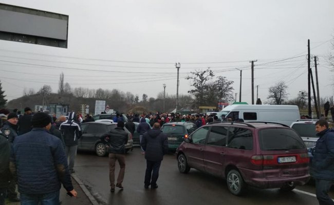 Украинские протестующие продолжают блокировать пункты пропуска на Западе страны