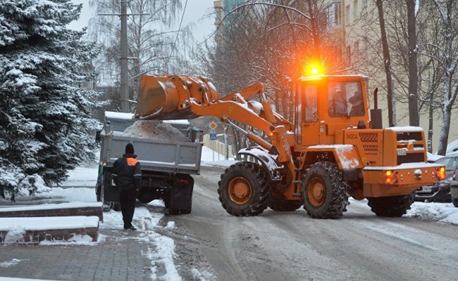 Почти 270 единиц техники сегодня убирали снег в Минске