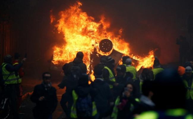 Протесты в Париже закончились ранением для 100 человек и задержанием 300