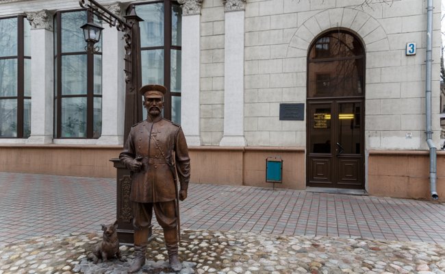 Новые осквернители статуи городового задержаны и доставлены в участок