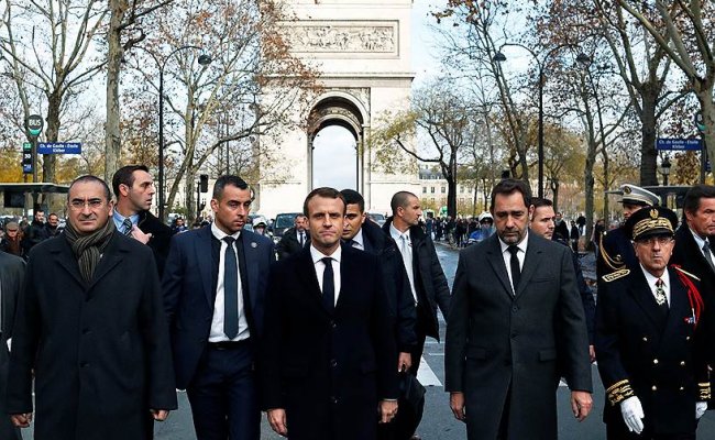 Макрон перенес визит в Сербию из-за протестов в Париже