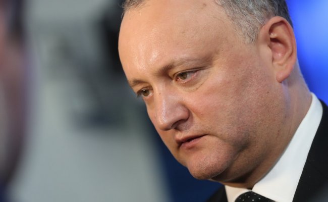 В Молдове суд временно отстранил Додона от должности президента