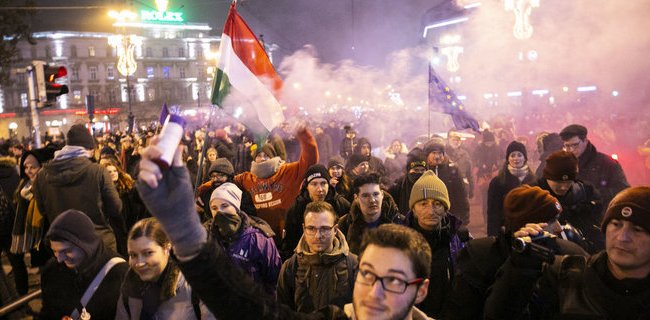 В Венгрии  протестуют против «рабского труда»