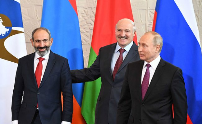 Лукашенко предложил Пашиняну покритиковать Путина за продажу оружия Азербайджану