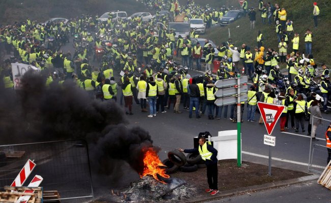 Во Франции «желтые жилеты» жгут пункты оплаты за автобаны