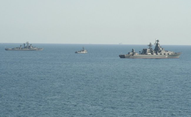 Украина по приказу Порошенко перебрасывает войска к Азовскому и Черному морю