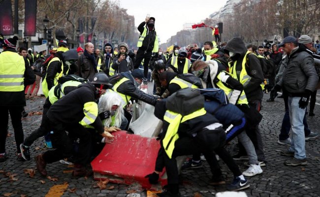 Во Франции продолжаются протесты: 9 погибших