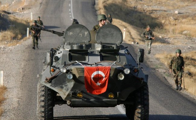 Турция перебрасывает военные силы к границе с Сирией