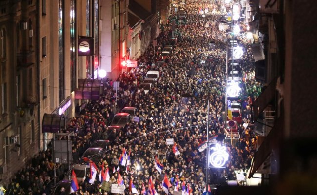 В Белграде тысячи людей вышли на протесты против президента Сербии