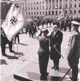 Президент Финляндии Кекконен торжественно вручает флаг ВВС 4 июня 1958 года