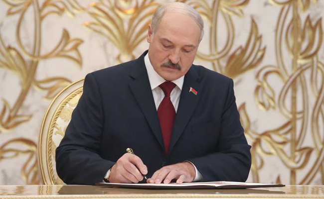 Лукашенко наградил некоторых представителей СМИ Беларуси