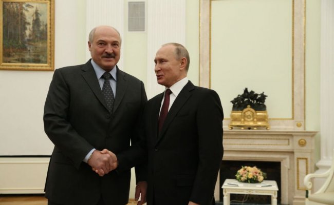 Bloomberg: Объединение с Беларусью политически привлекательно для нежелающего уходить в отставку Путина