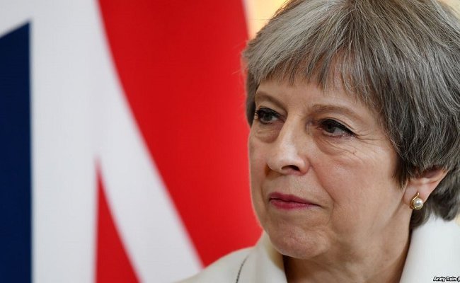 Парламент Великобритании не отправил в отставку действующее правительство