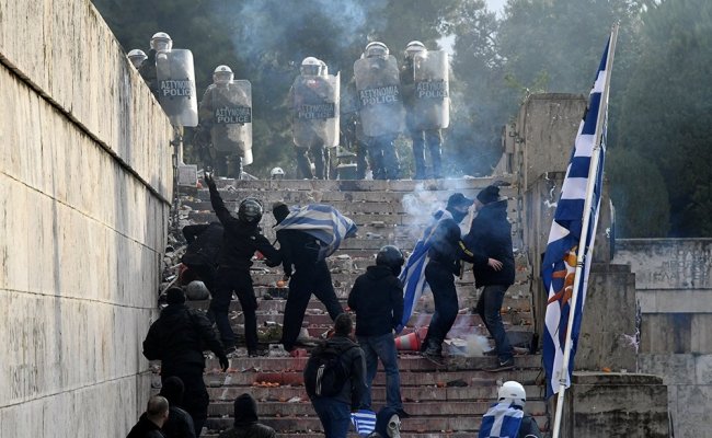 В Афинах прошли ожесточенные протесты против соглашения с Македонией