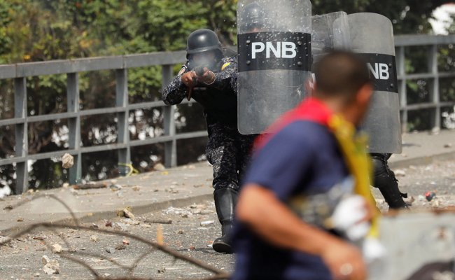 В столице Венесуэлы проходят ожесточенные столкновения между силовиками и оппозицией - СМИ