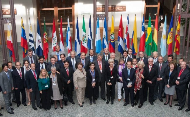 Латиноамериканский парламент выступил против любого внешнего вмешательства в Венесуэлу