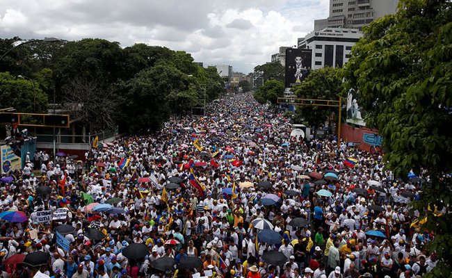 В Венесуэле протестующие перекрыли движение на автостраде
