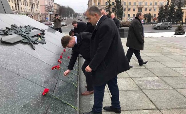 Представители ЛДПБ и немецкие депутаты возложили цветы на площади Победы в Минске