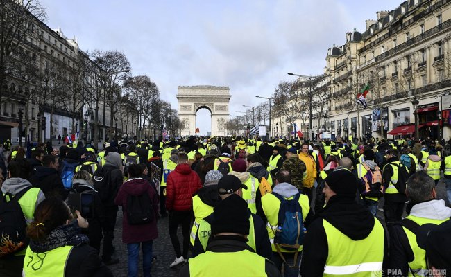 Во Франции между «желтыми жилетами» и полицией начались столкновения