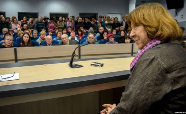 Алексиевич: Беларусь должна идти в Европу к нормальной человеческой общности