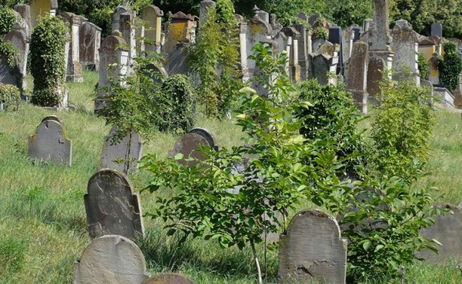 Вандалы разрисовали могилы на еврейском кладбище во Франции