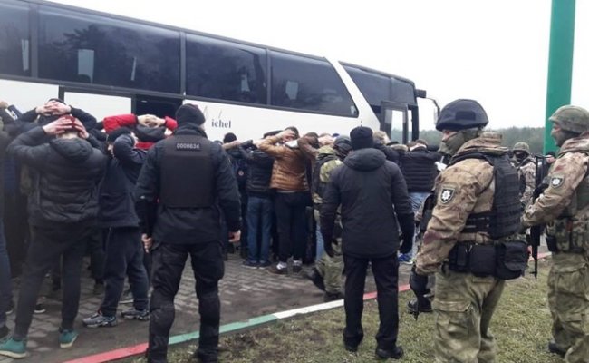 На Украине полиция задержала автобус с вооруженными радикалами