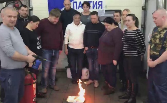 Молдаване в России сожгли паспорта, выразив протест против результатов парламентских выборов