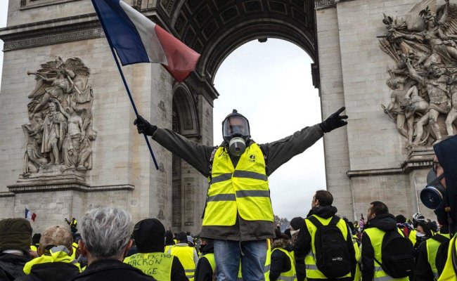 Во Франции проходит шестнадцатая акция «желтых жилетов»