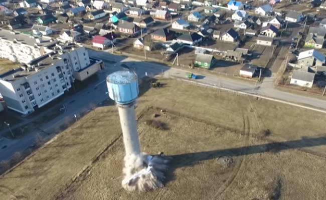 В Ляховичах взорвали водонапорную башню (видео)