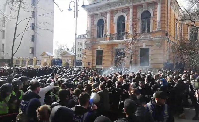 На Украине более 20 полицейских пострадали в столкновениях с националистами