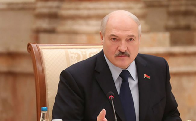 «Московский комсомолец»: Лукашенко лучше понарошку поругаться с Путиным, чем разделить судьбу Януковича