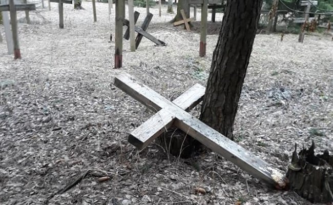В Куропатах неизвестные повалили 14 крестов
