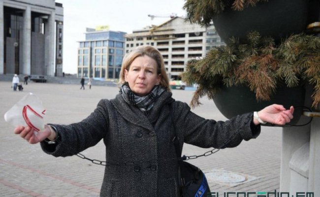 Оппозиционерка Толстая приковала себя к столбу в знак протеста против задержаний на «День воли»