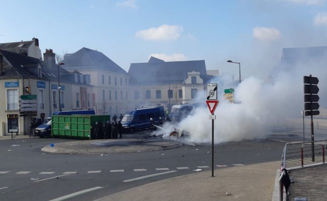 Мэрию французского Ле-Мана эвакуировали из-за беспорядков митингующих торговцев