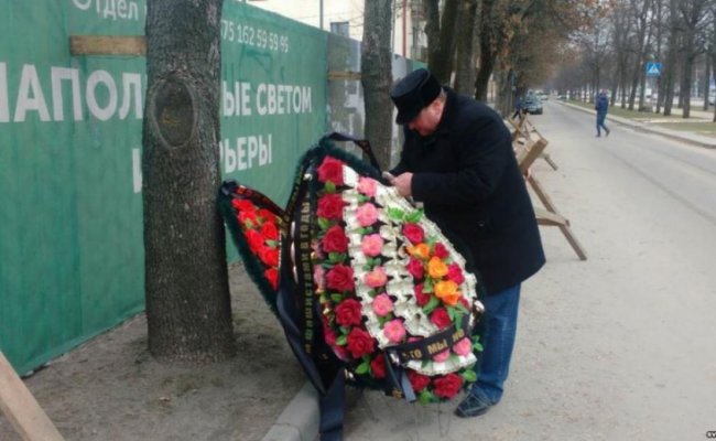 Казака оштрафовали за возложение цветов к месту захоронения расстрелянных евреев в Бресте