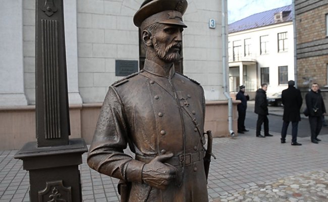 В Минске задержали ударившую скульптуру городового девушку