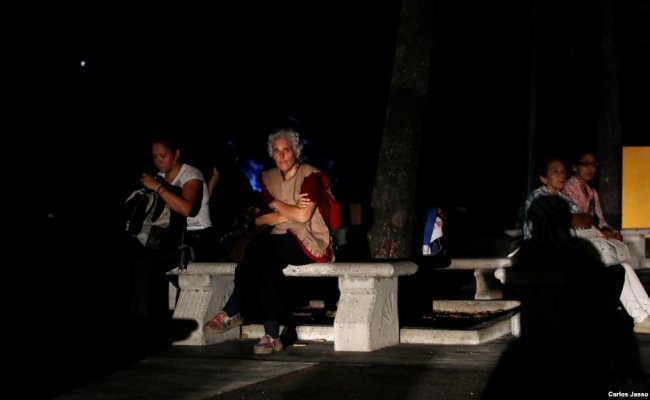 В Каракасе вооруженные люди открыли огонь по местным жителям, выступившим против отключения электричества